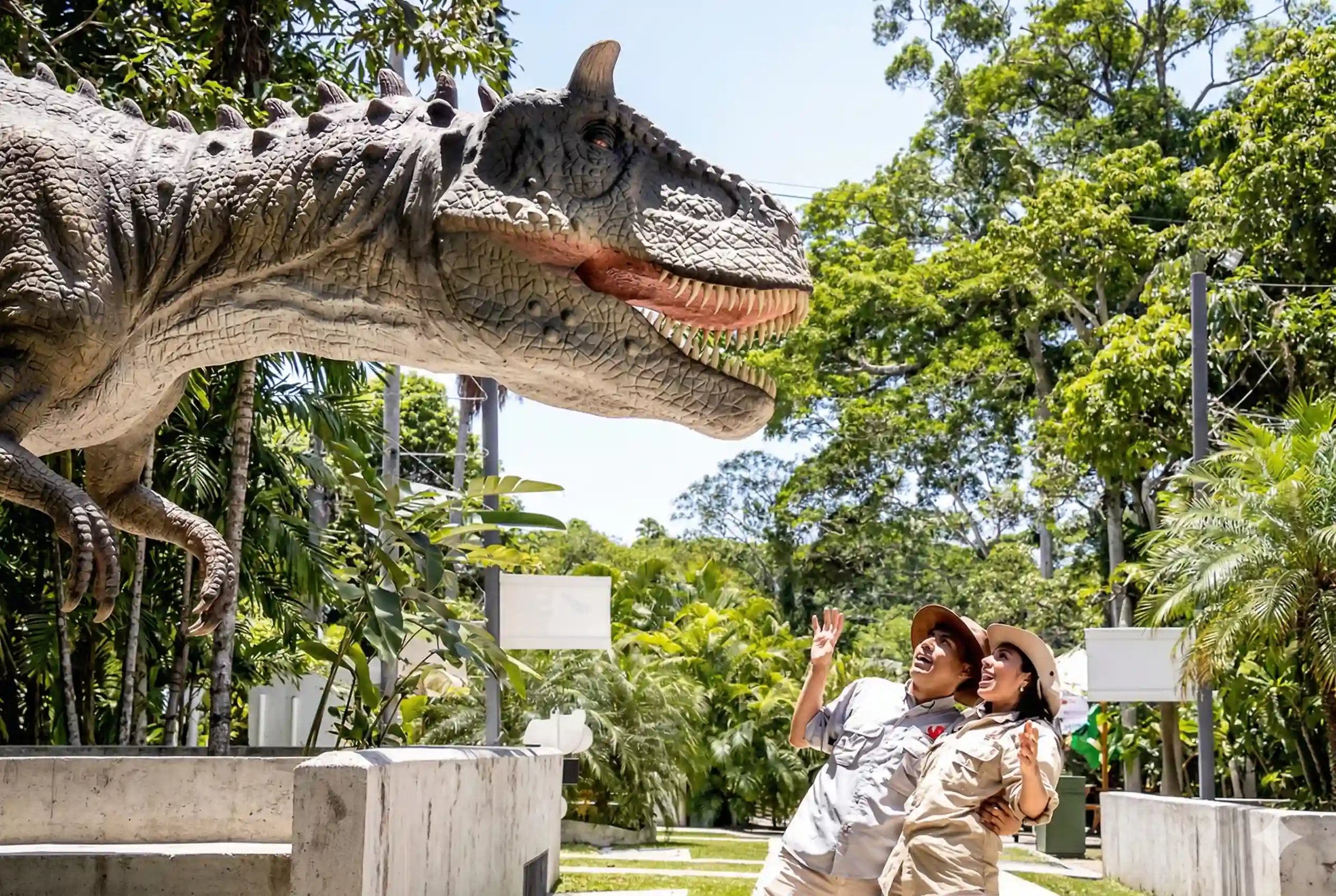 Dinosaurio animatrónico gigante en el parque Dino Park, una atracción familiar muy cercana a La Mansión del Gran Jaguar.