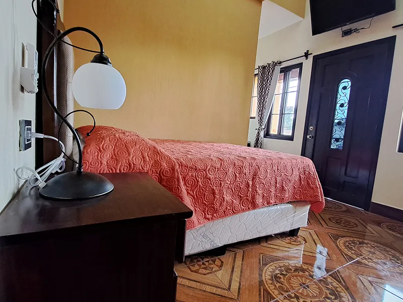 Habitación limpia con cama confortable, televisión y balcón en Hotel La Mansión del Gran Jaguar, San Felipe.