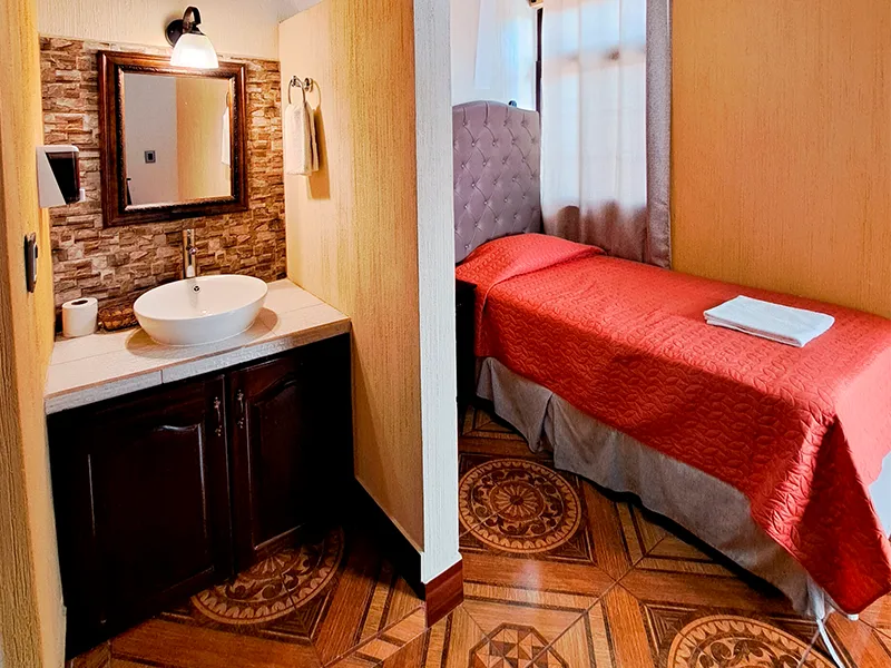 Habitación individual impecable con lavamanos privado y cama cómoda para viajeros en San Felipe, Retalhuleu.