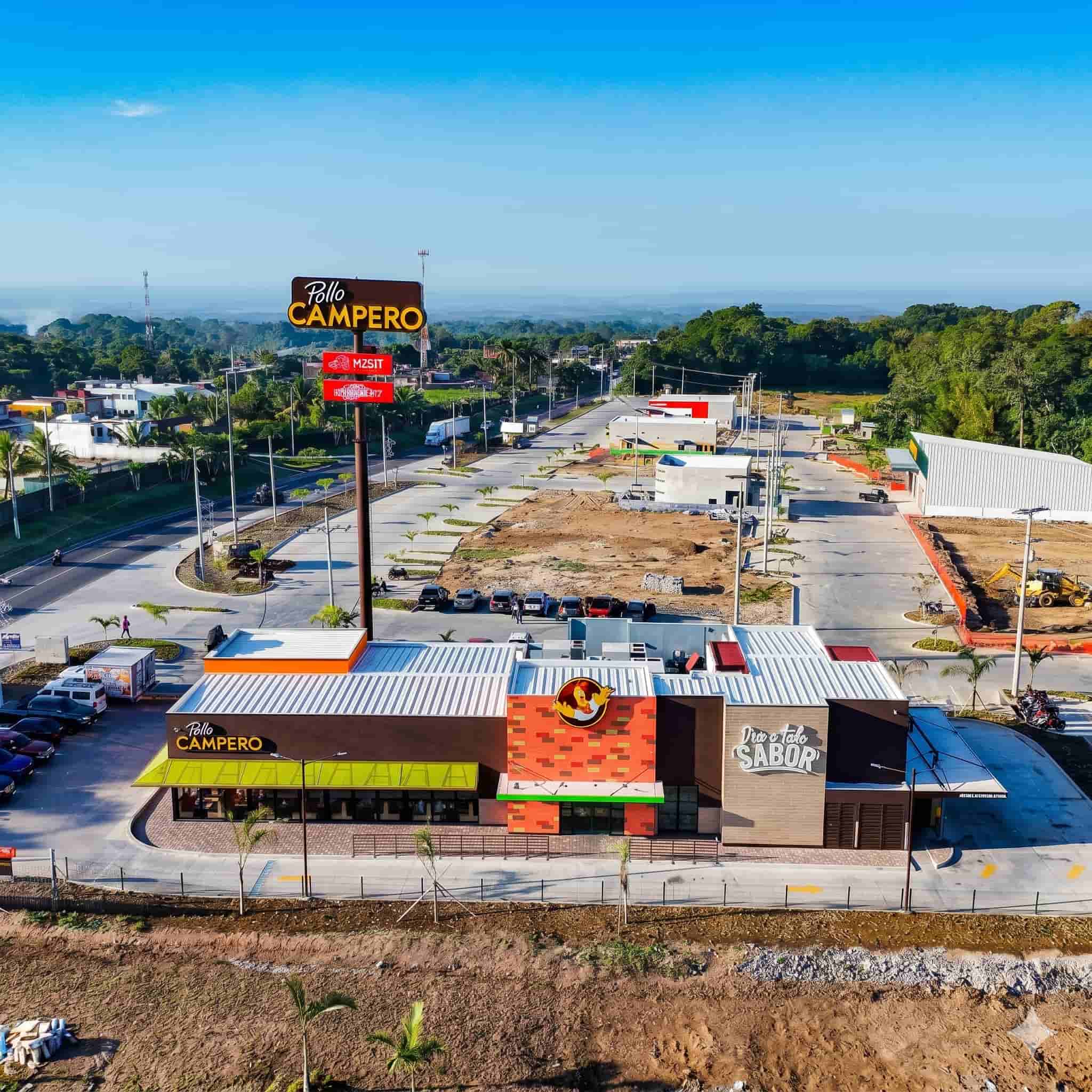 Vista aérea de la plaza Cityplaza en San Felipe, Retalhuleu, con restaurantes y cajeros, ubicada a solo 3 minutos del hotel La Mansión del Gran Jaguar.